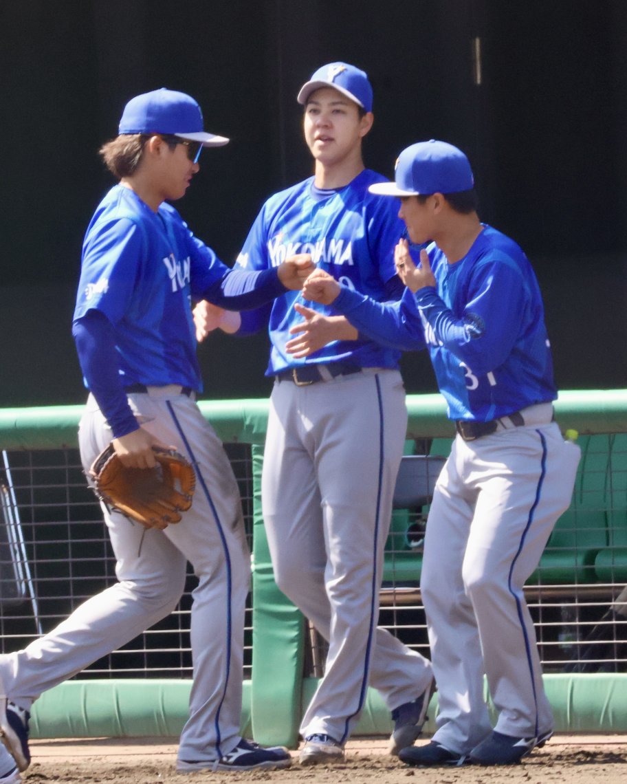 ⚾️5日ファーム交流戦】最終回ピンチを抑えメンバーと握手をする横浜