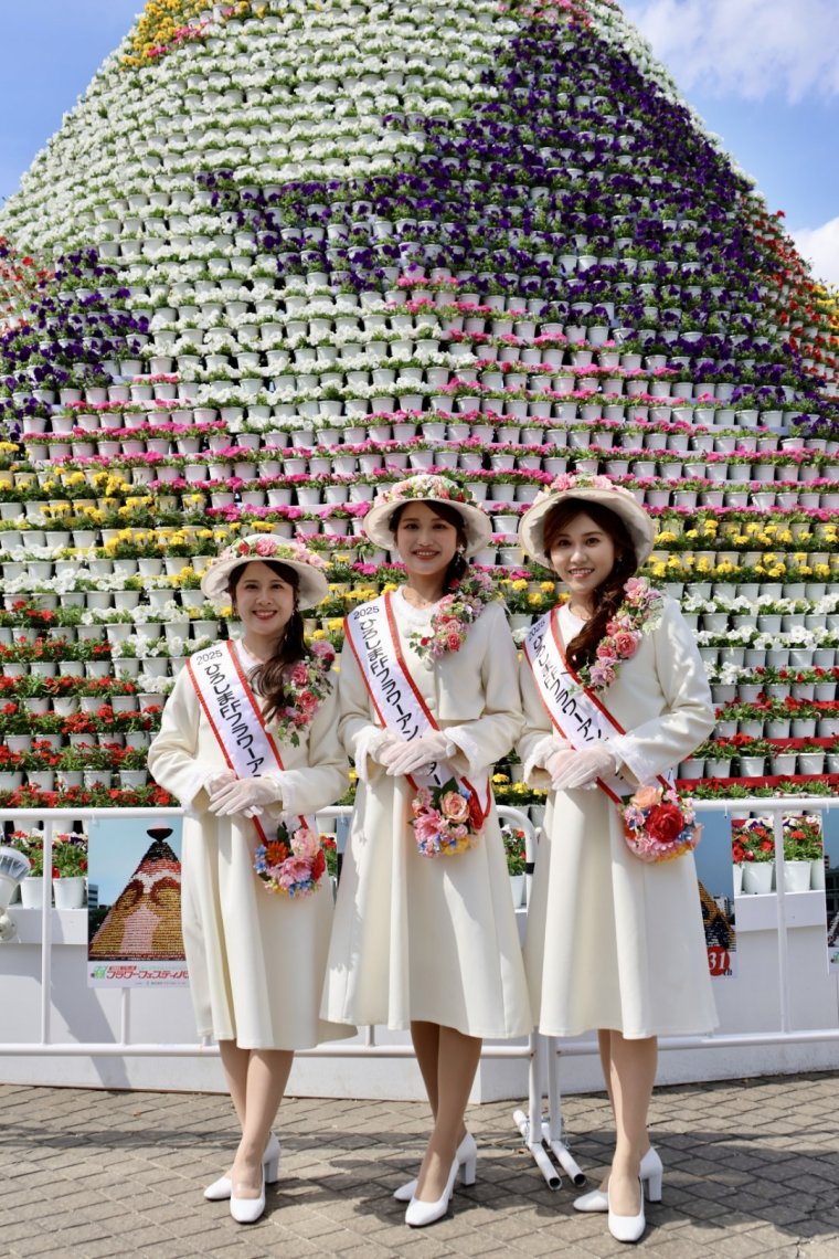 🌸2026フラワーフェスティバル】「花の塔」 の前で来場者と交流する