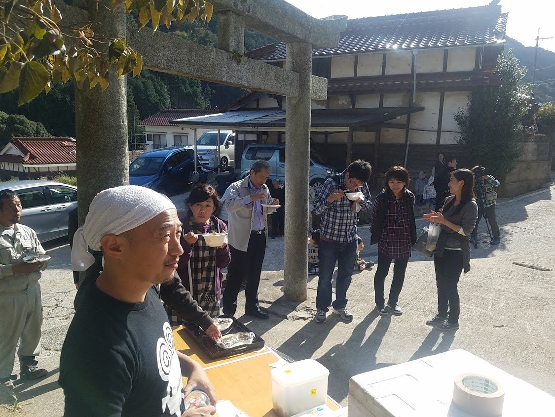 広島の月刊わしら：呉市安浦町の市原地区にある市原神社で開かれたお祭りを盛り上げるため、炊き出しのお手伝いに行ってきました。