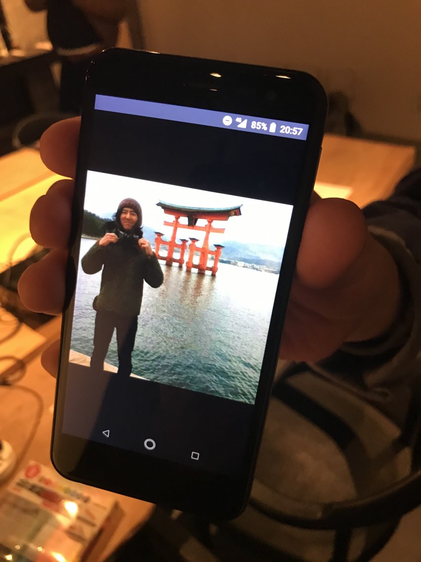 広島の月刊わしら：｢スマホ持ち広島県民必ず厳島の鳥居かシカの写真持ってる説」尾道市