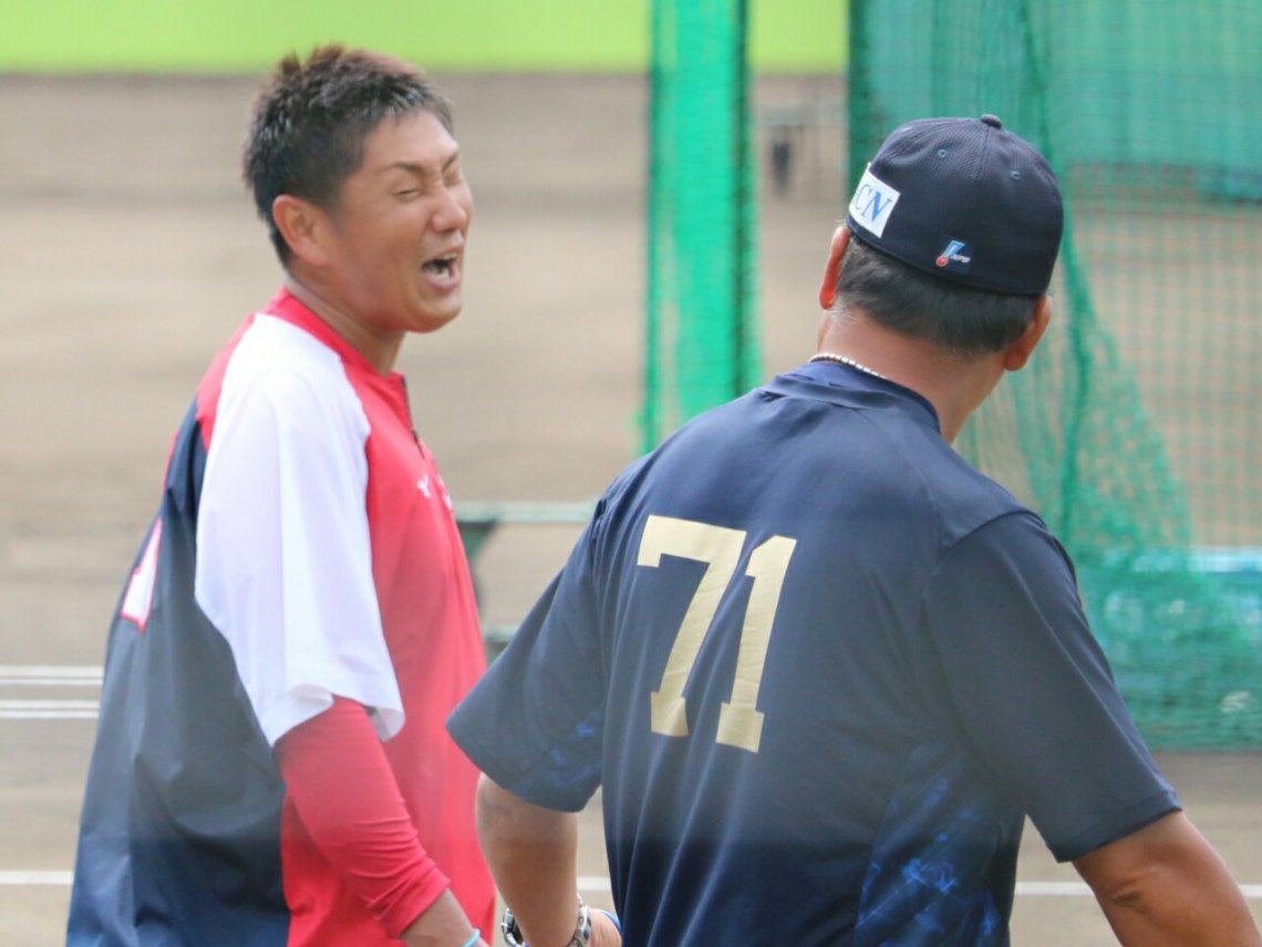 2019年8月9日(金)広島出身の先輩、オリックス藤井コーチにあいさつをするカープ岩本 貴裕選手の笑顔 日刊わしら HIROSHIMA