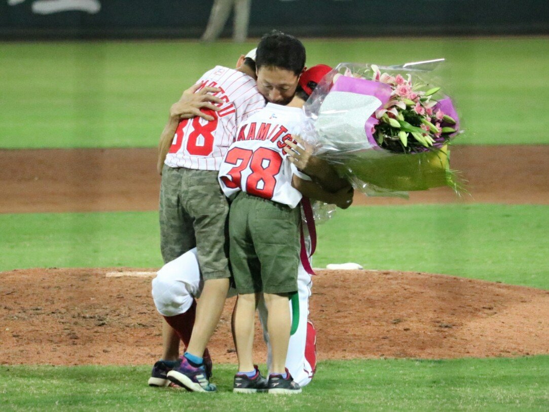 ファンが泣いた名シーン、引退式で家族と抱擁する赤松真人選手の笑顔