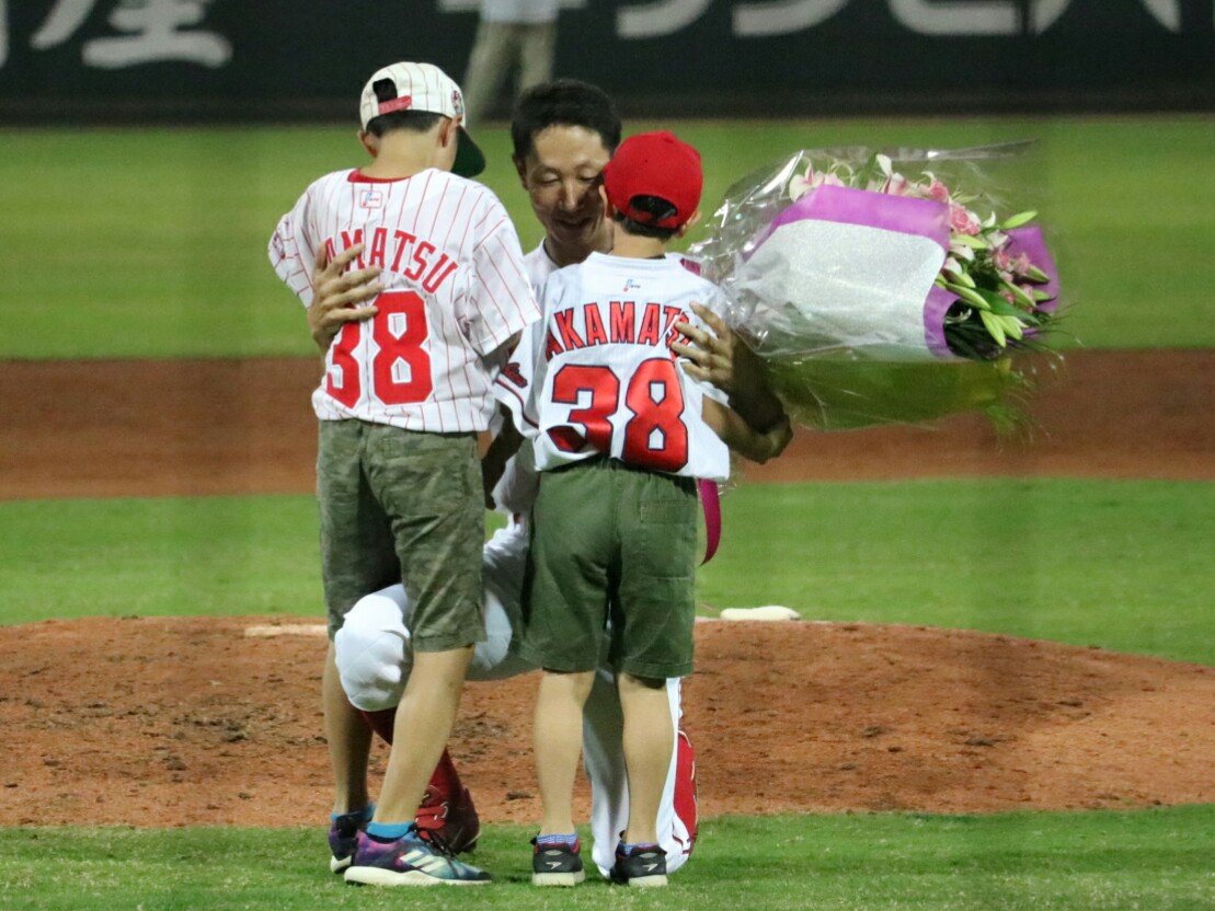 ファンが泣いた名シーン、引退式で家族と抱擁する赤松真人選手の笑顔