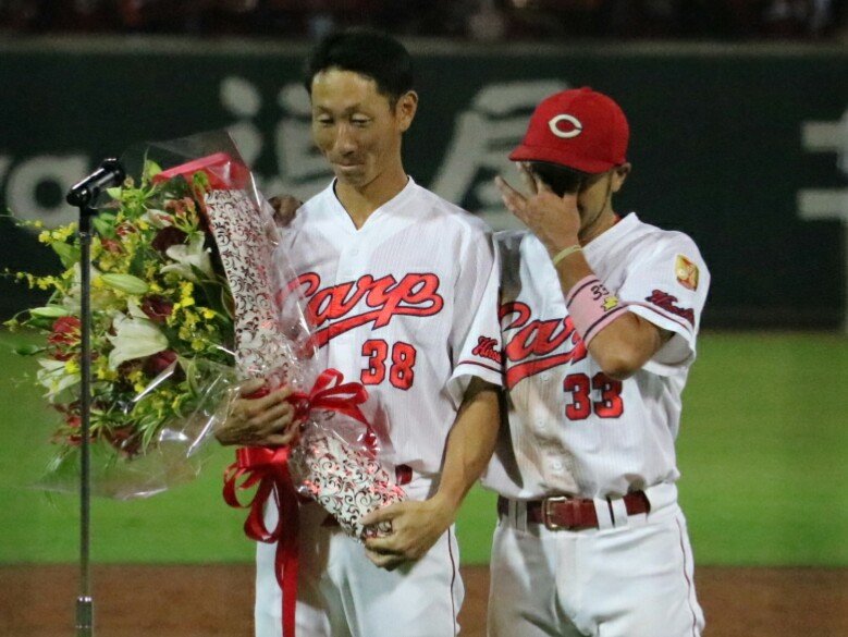 赤松真人選手に花束を渡し、歓喜あまって涙ぐむ菊池涼介選手 | 日刊 